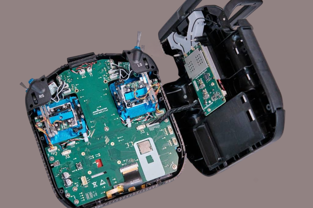 network-asset-RadioMaster-TX16S-MK3-radio-transmitter-tear-down-disassemble-back-front-housing-cable-pcb-1024x682-20260131125219-jxetgz9-Photoroom_2026-01-31_14-18-32_8e132.png
