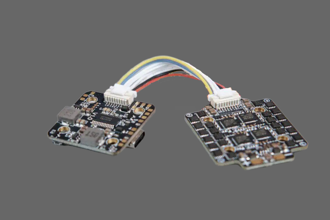 OddityRC-F405-Mini-AM32-40A-fc-esc-Stack-Vortex-F4-8-pin-cable-connect-1024x682.jpg