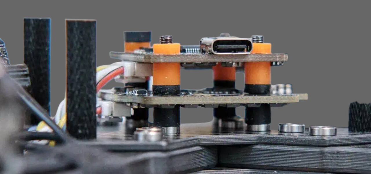 OddityRC-F405-Mini-AM32-40A-fc-esc-Stack-Vortex-F4-silicone-grommet-soft-mount-gummies-install-fpv-drone-1024x682.jpg